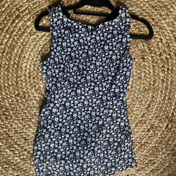 Black and white floral wrap tank top - Picture 4 of 4